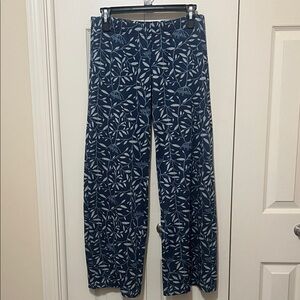 Patagonia women’s  Navy Leaf Pattern Pants. Size M
